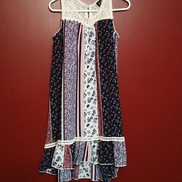 🌼Girls Size 6 Dress With Lace and Floral Patterns 🌼 - Picture 1 of 7